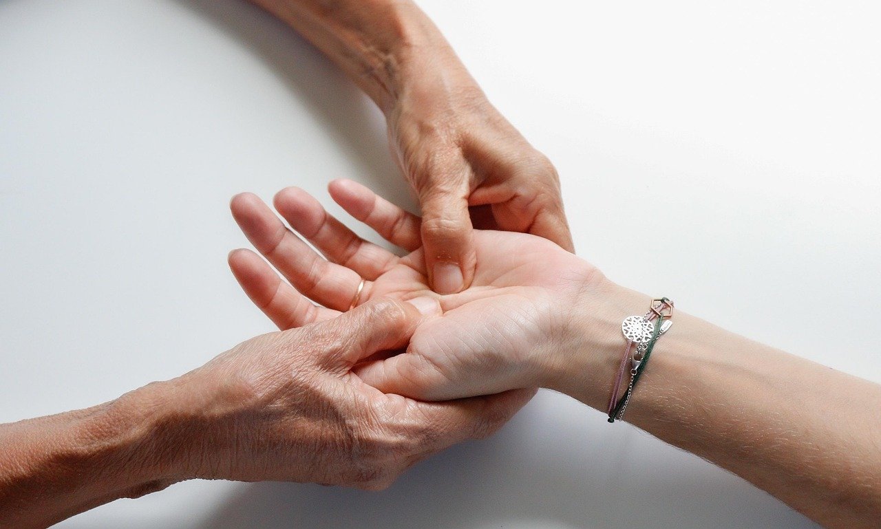 hand-massage-7440712_1280
