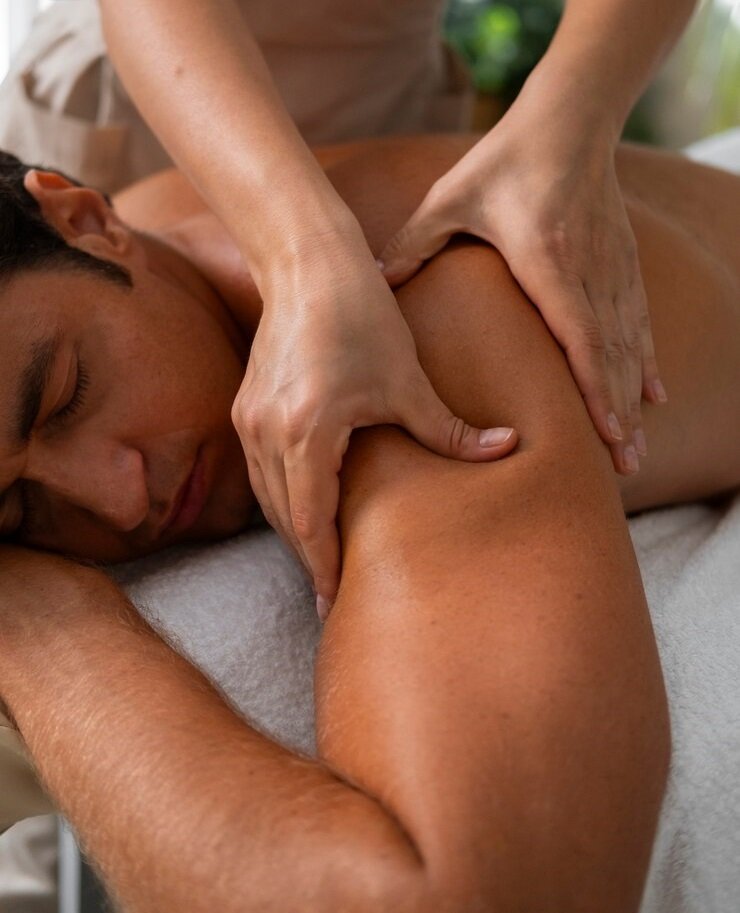 front-view-woman-working-spa_23-2150911790